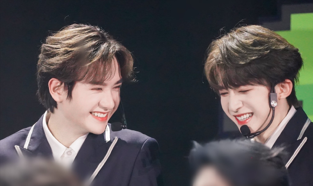 网友偶遇刘宇高卿尘逛街童心未泯大玩跷跷板两人身高不相上下