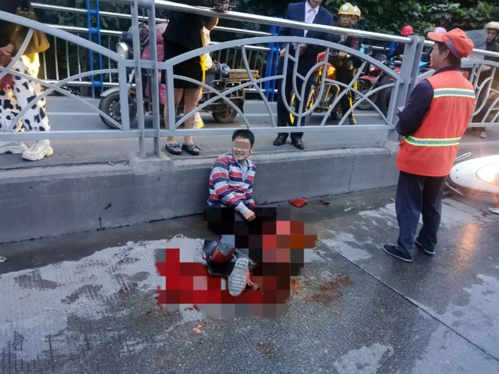 宜宾长江桥出车祸了一男子双腿被碾压得稀烂