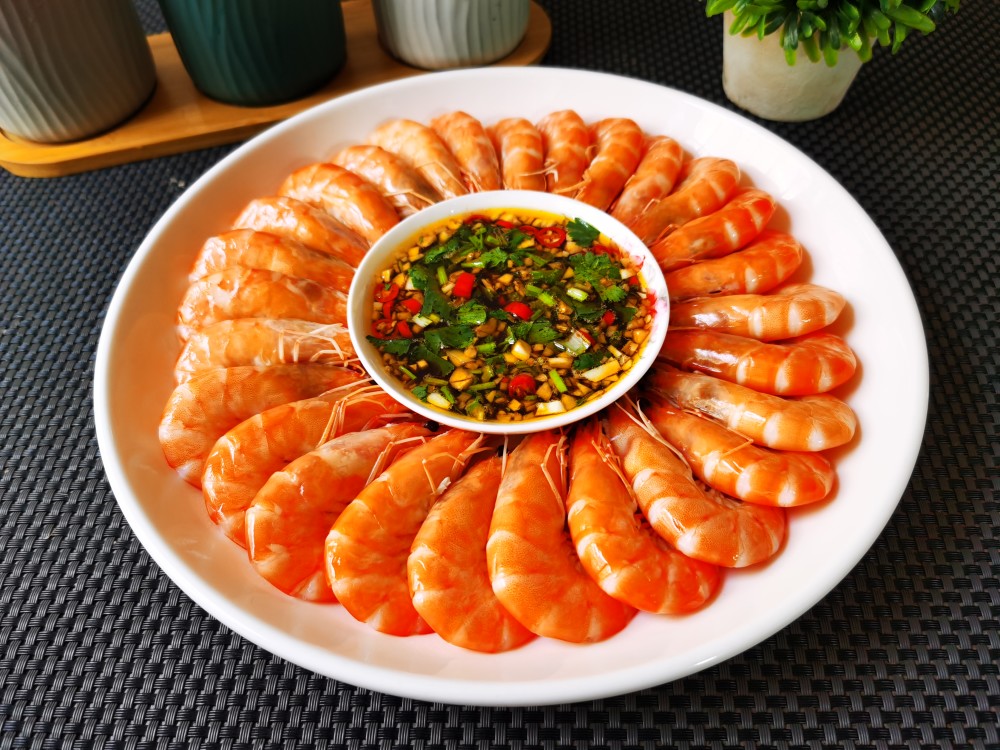 水煮虾是冷水还是热水下锅?很多人弄错了,难怪虾肉太老不鲜嫩