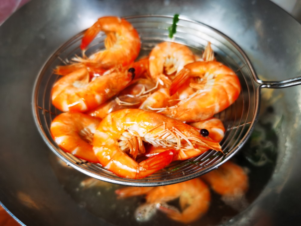 水煮虾是冷水还是热水下锅?很多人弄错了,难怪虾肉太老不鲜嫩