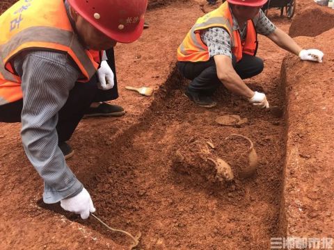 湖南一中学挖出古代墓葬