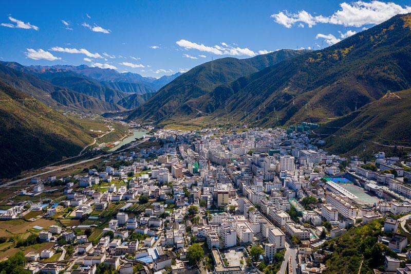 乡城县隶属于四川省,坐落在四川省西部地区,有很好的地理位置.