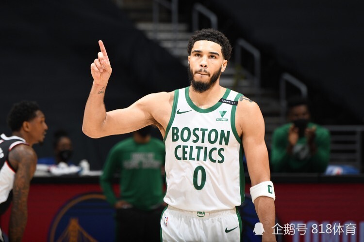 nba 萌化了！23岁塔图姆砍50分正接受采访，3岁儿子冲上来抱住父亲庆祝