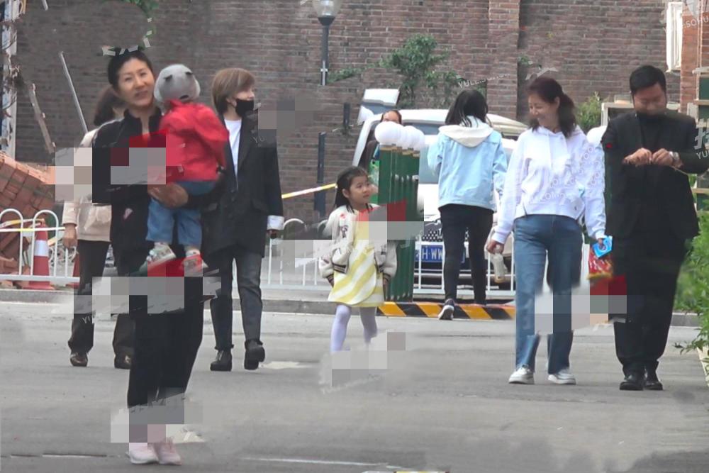 章子怡基因又输了?一双儿女探班妈妈被拍,二胎儿子被指长得像姐姐