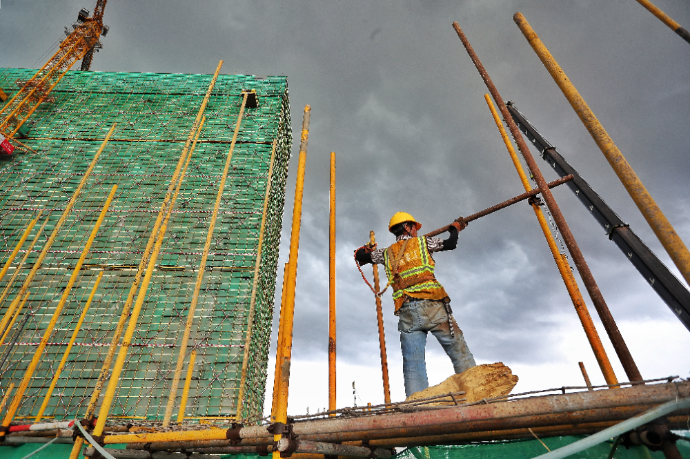 观澜中学改扩建工程,一名建筑工人在脚手架上的背影.