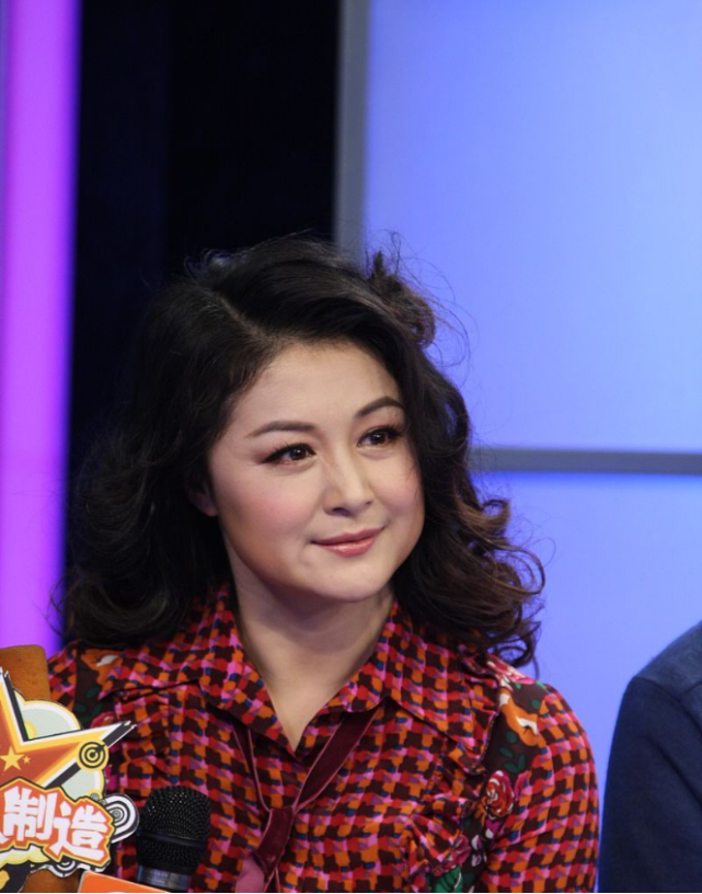 女人平时应该好好打扮自己,"谢大脚"穿上城里的衣服,真有韵味