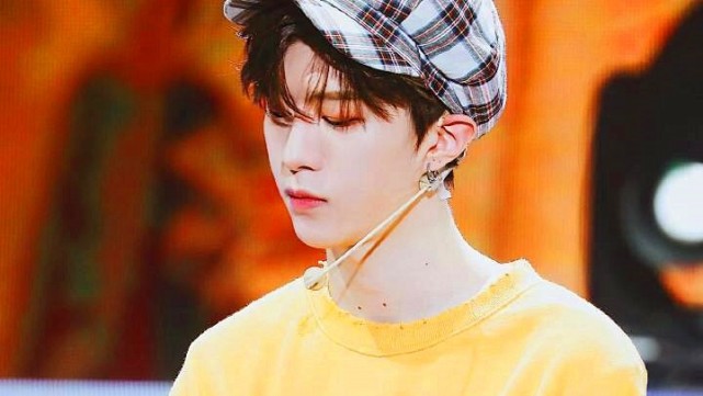 不怕鹿晗吃醋关晓彤与范丞丞拍吻戏齐刘海造型变邻家女孩