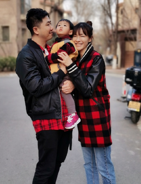 李艾发长文为儿子庆生两岁小灯泡脸圆腿长颜值高口头禅超可爱