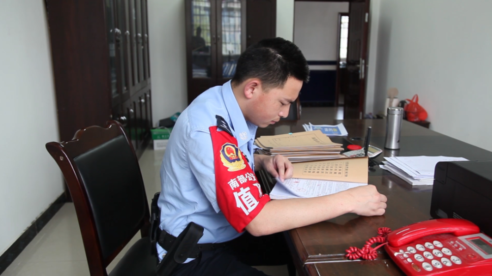 最美辅警邓飞军人本色耀警徽忠诚热血铸警魂