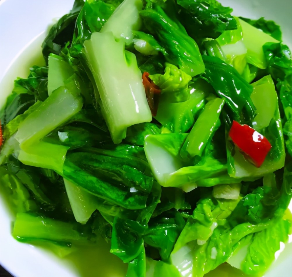 炒青菜时光放油和盐还不对还需加2料青菜鲜嫩翠绿味道更香