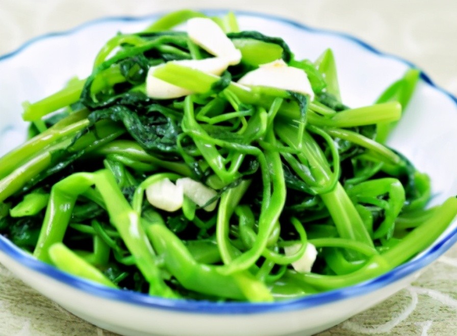 炒青菜时光放油和盐还不对还需加2料青菜鲜嫩翠绿味道更香