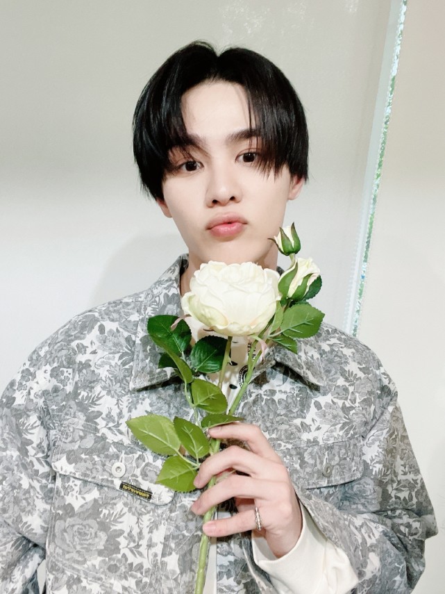 威神v成员钱锟会变魔术会做饭是我们最温暖的锟哥啊