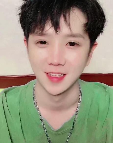 23岁网红郭聪明因病暂停唱歌,终于有人知道,生命比赚钱更重要了