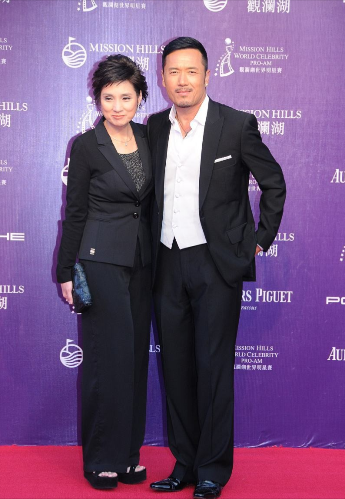 戚美珍和老公苗侨伟好恩爱59岁身材挺丰满黑色穿搭挺飒气