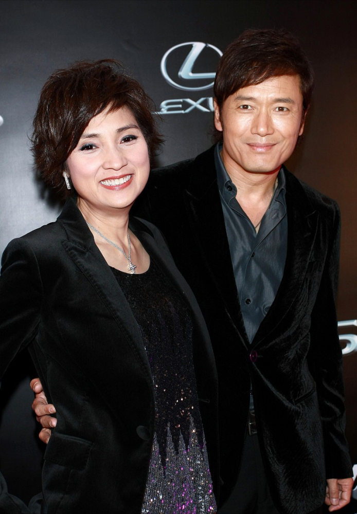 戚美珍和老公苗侨伟好恩爱59岁身材挺丰满黑色穿搭挺飒气