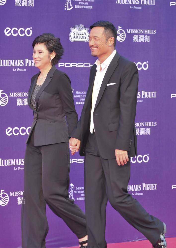 戚美珍和老公苗侨伟好恩爱59岁身材挺丰满黑色穿搭挺飒气