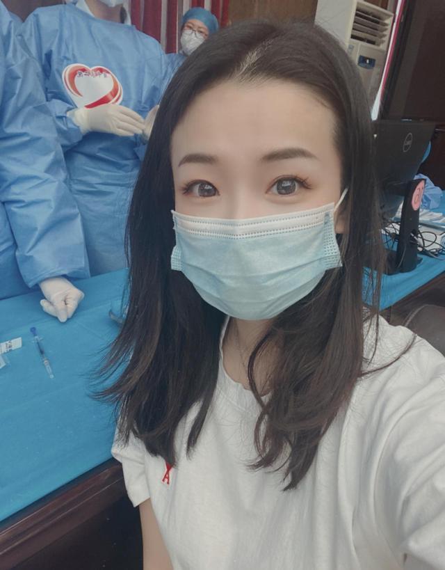 杨鸣美丽妻子晒全家福,被指是回击"小三",网友:单方面秀恩爱