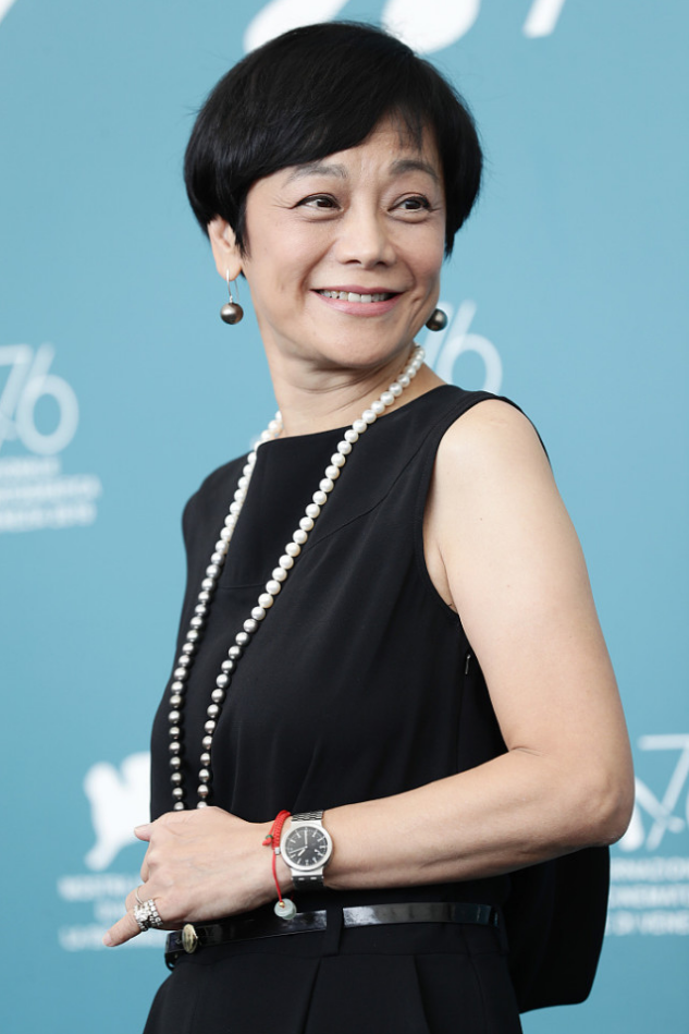 67岁的张艾嘉才是奶奶圈最洋气穿黑色套装亮相减龄又显瘦