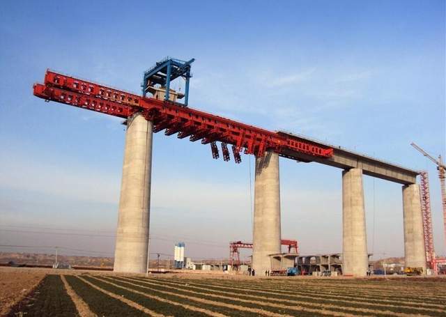 世界首台千吨级,88个轮子的昆仑号架桥机来了