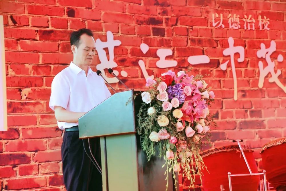 雷州市委副书记莫植贵致辞湛江一中校长郑军表示,湛江一中办学84年来