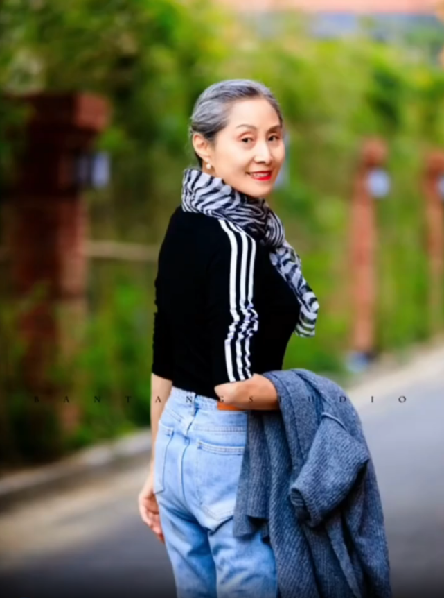 70岁天蝎奶奶火了穿牛仔装又美又飒身材曲线年轻人都羡慕