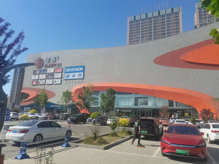 保定一商场的商户说:一天只卖几十,想退租,上万保证金却要不回