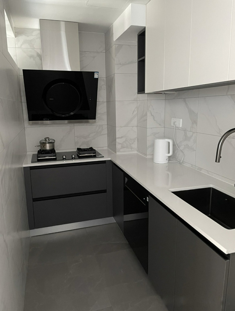 厨房空间不大,定制了"l"字型的橱柜,布局形成了"洗,切,炒"的顺序,大小