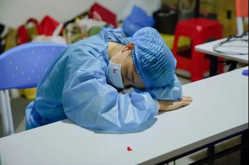和衣而卧夜以继日医护人员的这些照片让人泪目