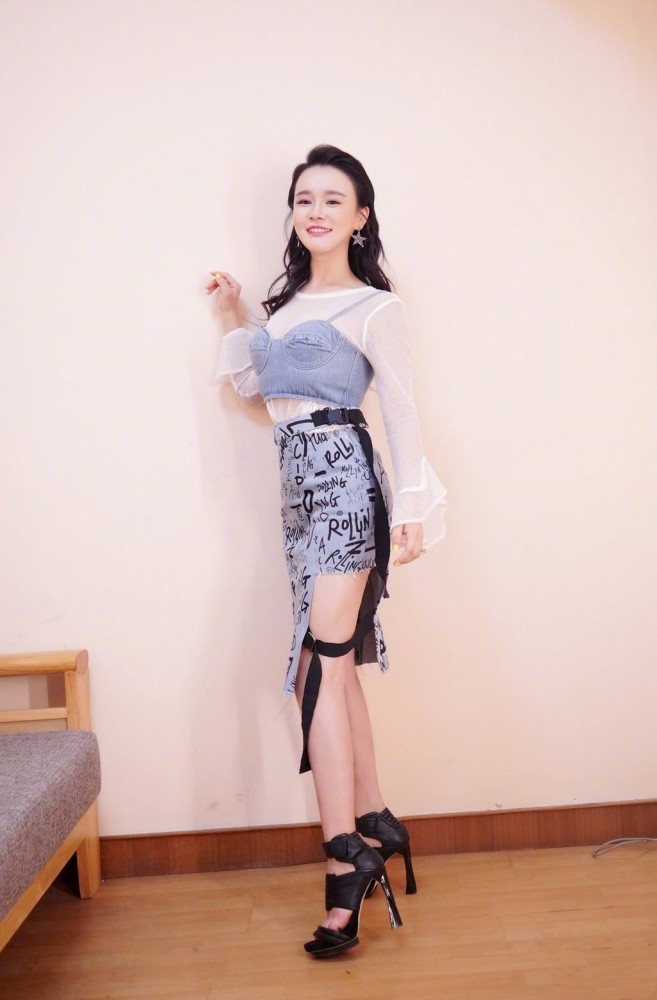 冉莹颖胆子贼大,和邹市明走机场还敢"内衣外穿",身材好真自信
