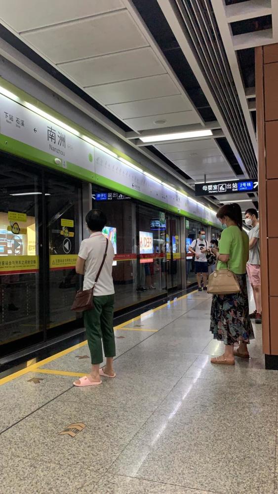 走到与广佛线换乘的南洲站台,前往沥滘方向的每个车厢门前都站有三