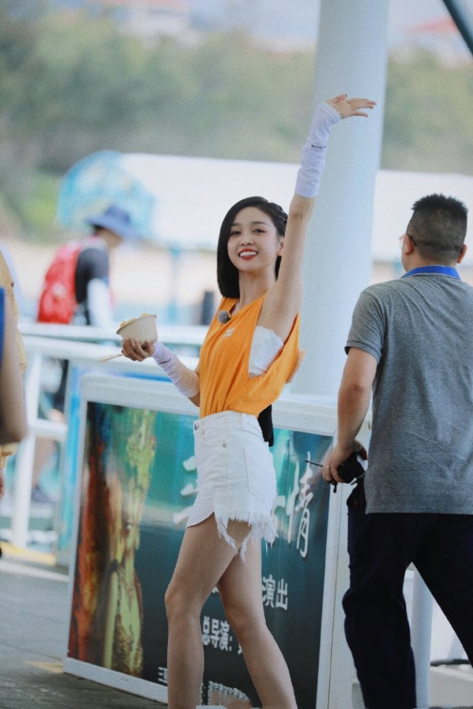 吴宣仪才是被老天善待的女孩,穿短裤录《跑男》女团腿惊艳,羡慕