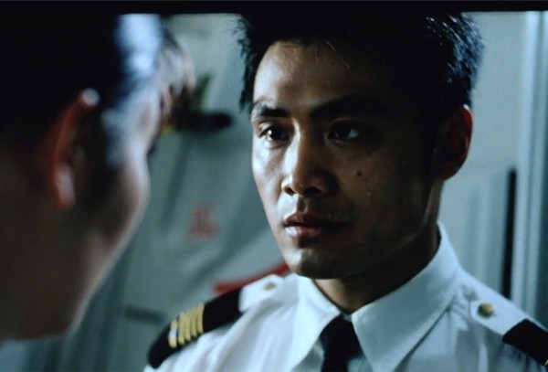 此外,邵兵另外主演的电影《紧急迫降》,也在当年把"华表""百花""金鸡"