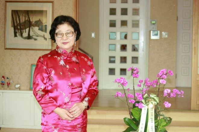 殴打韩国服装店员工的比利时驻韩大使彼得·雷斯库伊的夫人放弃了外交