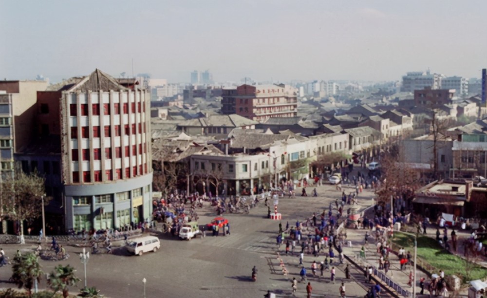 昆明老照片,80年代南太桥看红嘴鸥的人群,40年前的场景令人难忘