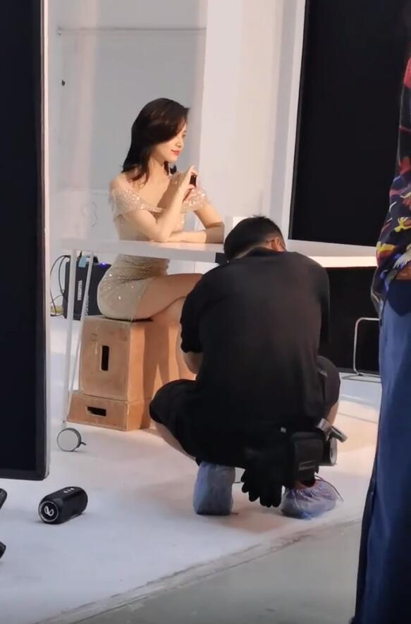 王子文让助理下跪提鞋后现身与助理打成一片不受影响心情大好
