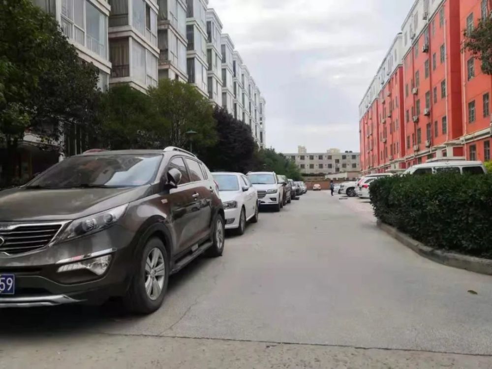 运城一小区私家车占用消防通道被曝光