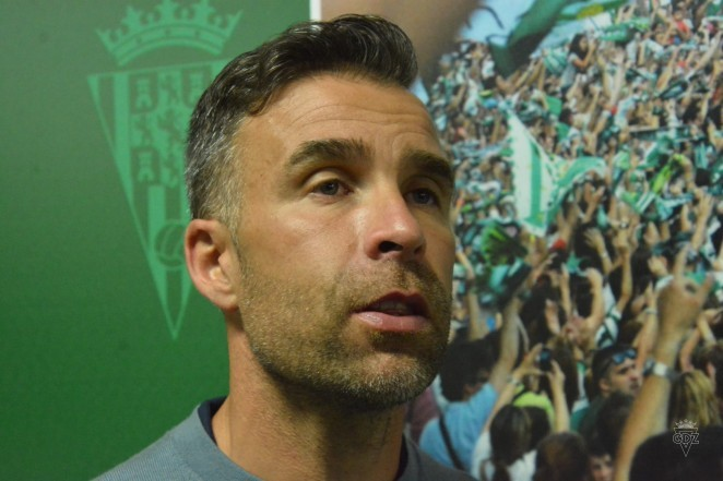 布冯和阿尔贝托·西富恩特斯(alberto cifuentes)三位70后球员登场