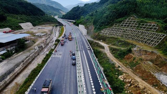 5月29日,从乐汉高速公路公司传来消息,峨汉高速公路峨眉至峨边今年