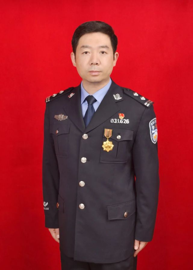 冯凯,男,44岁,汉族,中共党员,大学本科学历,一级警督警衔,1997年参加