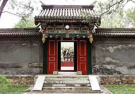 这处房屋的占地面积特别大,名字叫绵德府,宅院的主人身份非同寻常,在