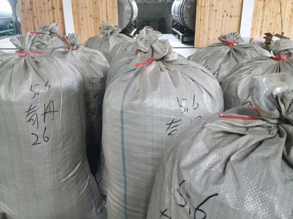 山的制茶季进入尾声,邱丽家的早生种大红袍茶叶产量减产,一度卖断货