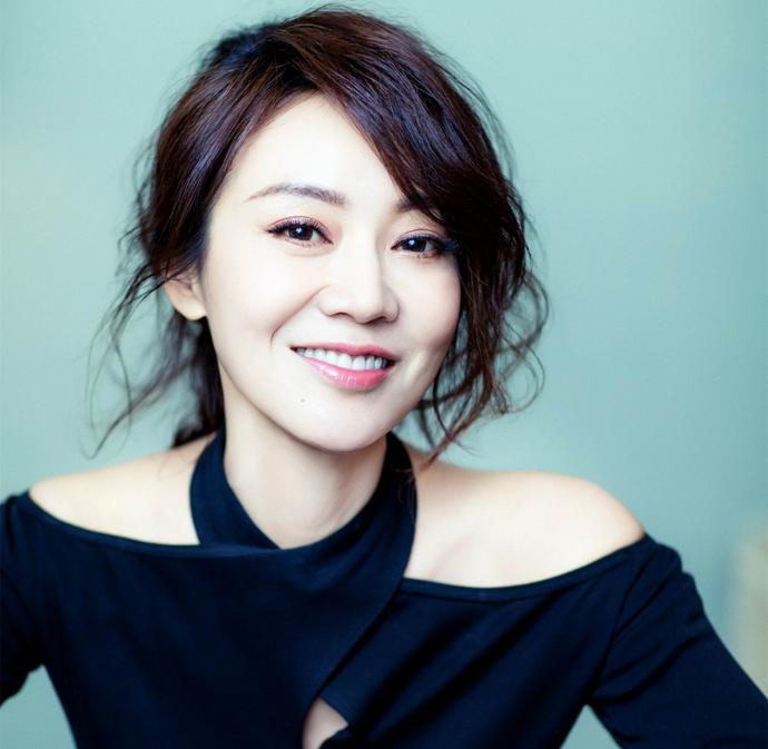 前夫深夜来来敲门闫妮被堵在房间无奈打电话喊了20个保安