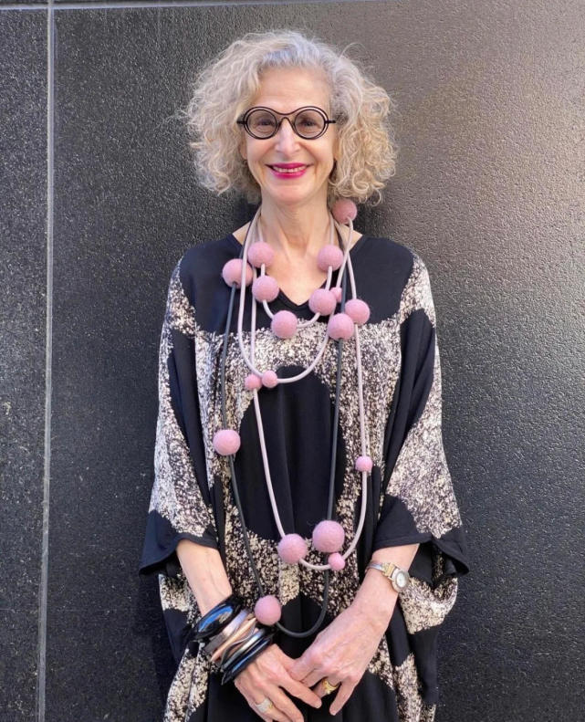 女人年纪再大,也要精致,跟着这位奶奶学色彩搭配,每套都经典