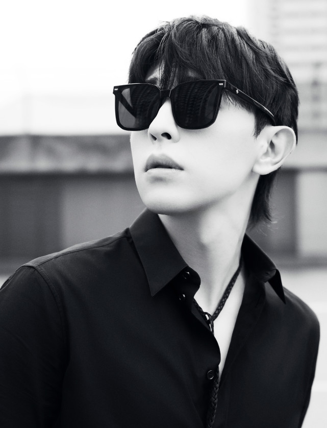 邓伦网球场面壁纸这墨镜戴上去真绝呀