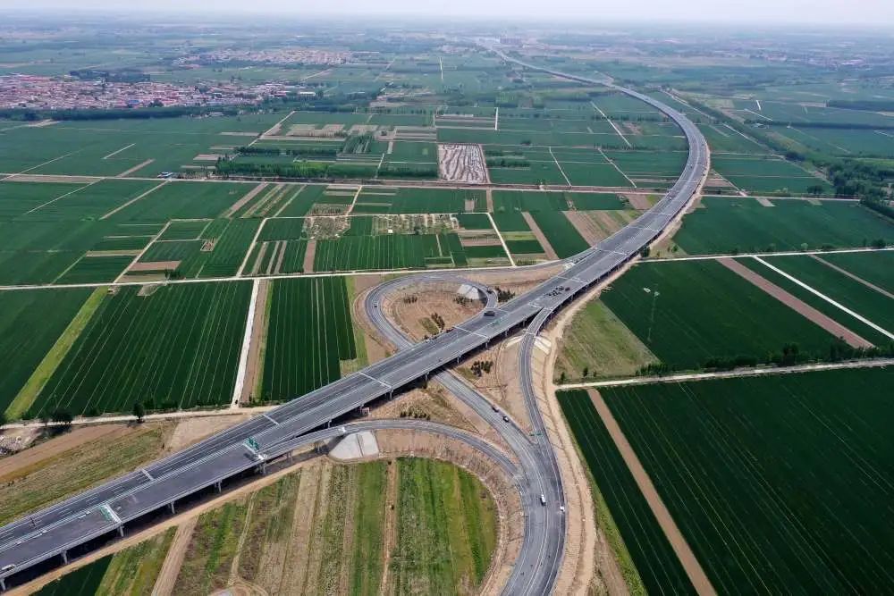 高清大图雄安新区四纵三横对外高速公路通道建成通车