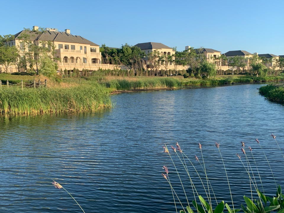 "湖滨半岛·山海荟的工作人员介绍,湖滨半岛别墅一期一共120套,有十多