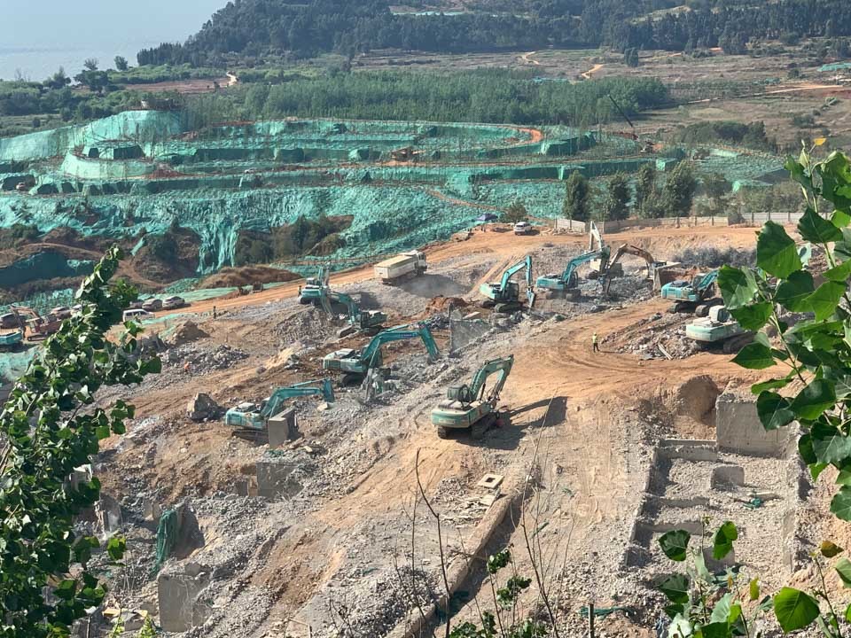 "古滇名城"整改现场,挖掘机正拆除水泥构筑物(南方周末记者 杨凯奇/图