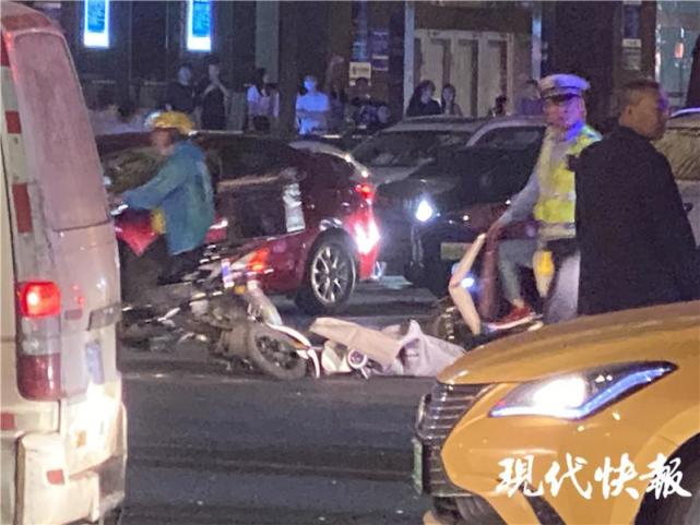 南京一男子驾车撞人并持刀捅人 警方:因感情纠纷行凶,8人送医