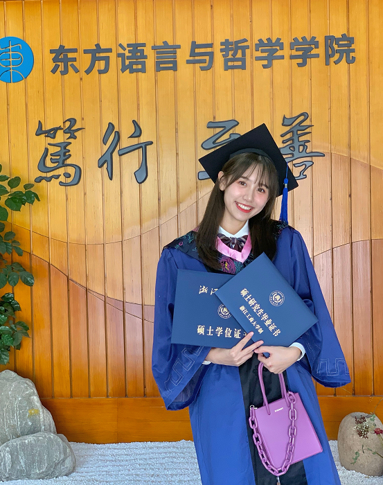 原名为徐依莎,毕业于浙江工商大学,拿到了硕士学位证书,是一个高学历