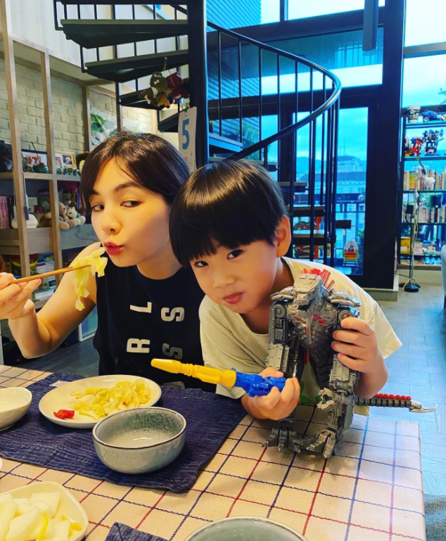 ella晒一桌美食炫耀厨艺,4岁劲宝现身为妈妈助威,豪宅内景罕曝光